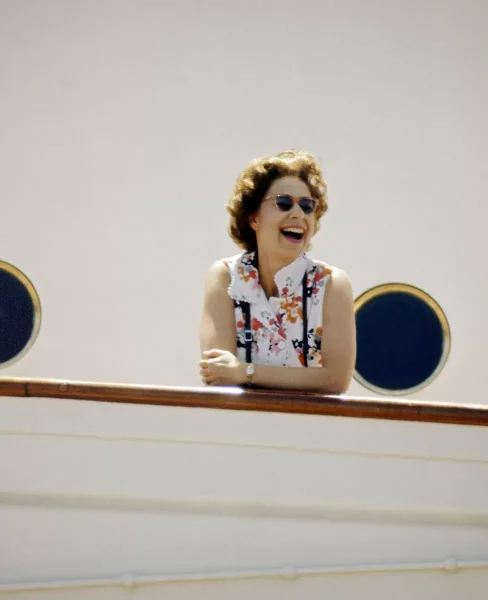 در سال 1972، الیزابت در کشتی HMY Britannia به عنوان بخشی از مجموعه عکس‌هایی که برای استفاده در جشن عروسی نقره‌ای او گرفته شده بود، به تصویر کشیده شد.