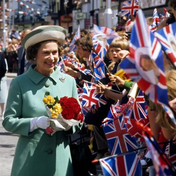 در سال 1977، این کشور جشن نقره ای ملکه را جشن گرفت به مناسب 25 سال سلطنت الیزابت دوم. ملکه انگلستان هنگام سفر با جمعیت مشتاقی روبرو شد.