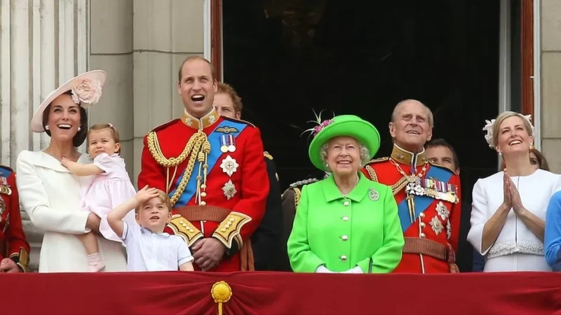 سایر اعضای خانواده سلطنتی برای جشن تولد رسمی خود در ژوئن 2016 به ملکه پیوستند. او اوایل همان سال 90 ساله شده بود.