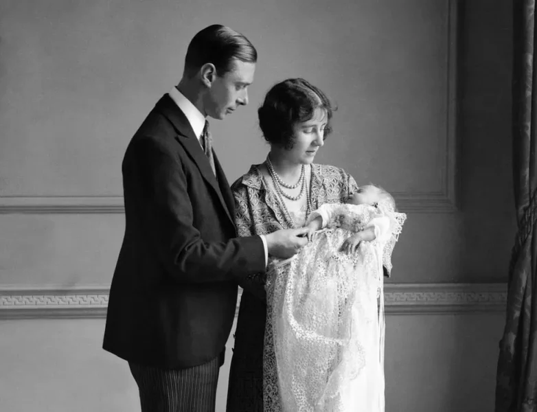الیزابت الکساندرا مری ویندزور در چهارشنبه 31 فروردین 1305 (21 آوریل 1926) در خانه ای در نزدیکی میدان برکلی لندن به دنیا آمد. او اولین فرزند آلبرت، دوک یورک - دومین پسر جورج پنجم - و همسرش، بانوی سابق الیزابت بووز-لیون بود.