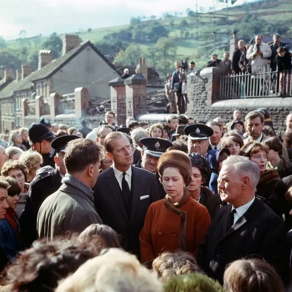 در 29 اکتبر 1966، الیزابت دوم ملکه بریتانیای کبیر از دهکده آبرفان ولز بازدید کرد، هشت روز پس از آن که رانش زمین زغال سنگ مدرسه جونیور پانت گلاس را فرا گرفت و 144 نفر را که 116 نفر از آنها کودک بودند، کشت. ملکه به وضوح متاثر شد و این یکی از احساساتی ترین لحظات سلطنت او باقی مانده است