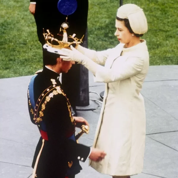 ملکه انگلستان به طور رسمی پسرش شاهزاده چارلز را با تاج شاهزاده ولز طی مراسمی در قلعه کرناروون معرفی کرد. او در نه سالگی این عنوان را بر عهده گرفت، اما الیزابت دوم ملکه انگلستان اصرار داشت که برای اینکار باید صبر کند تا فرزندش اهمیت آن را کاملاً درک کند.