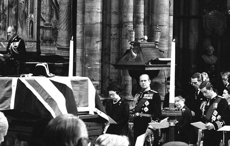 در آگوست 1979، عموی شاهزاده فیلیپ و پسر عموی ملکه، لوئیس مونت‌باتن، ارل مانت‌باتن اول برمه، در حالی که در قایق خود در ایرلند بود، توسط بمب IRA کشته شد. لرد مونت باتن علاوه بر اینکه عضوی نزدیک از خانواده بود، مناصب نظامی ارشد زیادی نیز داشت و مراسم خاکسپاری او در کلیسای وست مینستر برگزار شد.