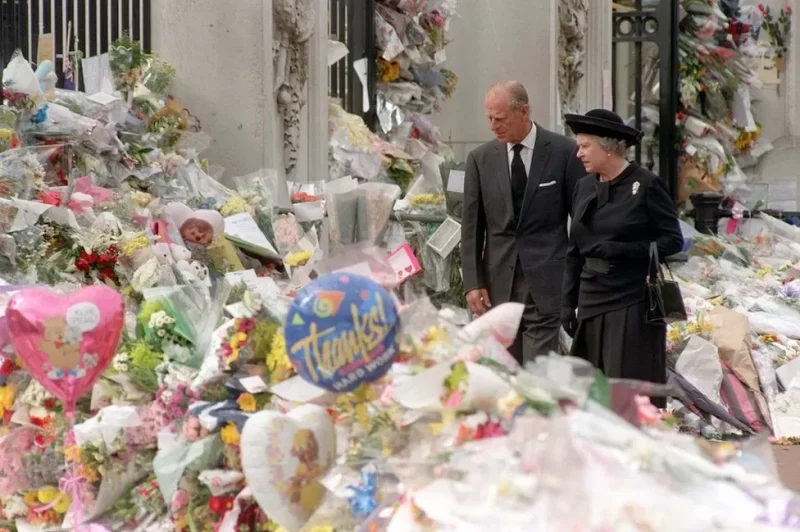 پس از مرگ دایانا، پرنسس ولز، در سال 1997، ملکه به دلیل عدم حضور در انظار عمومی با انتقاداتی مواجه شد. در نهایت او مراسم ادای احترام را در خارج از کاخ باکینگهام مشاهده کرد و یک برنامه زنده برای مردم پخش کرد