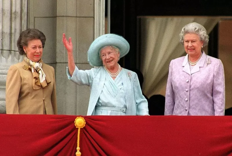 در سال 2000، ملکه مادر تولد 100 سالگی خود را جشن گرفت - در اینجا با دخترانش پرنسس مارگارت و ملکه الیزابت.