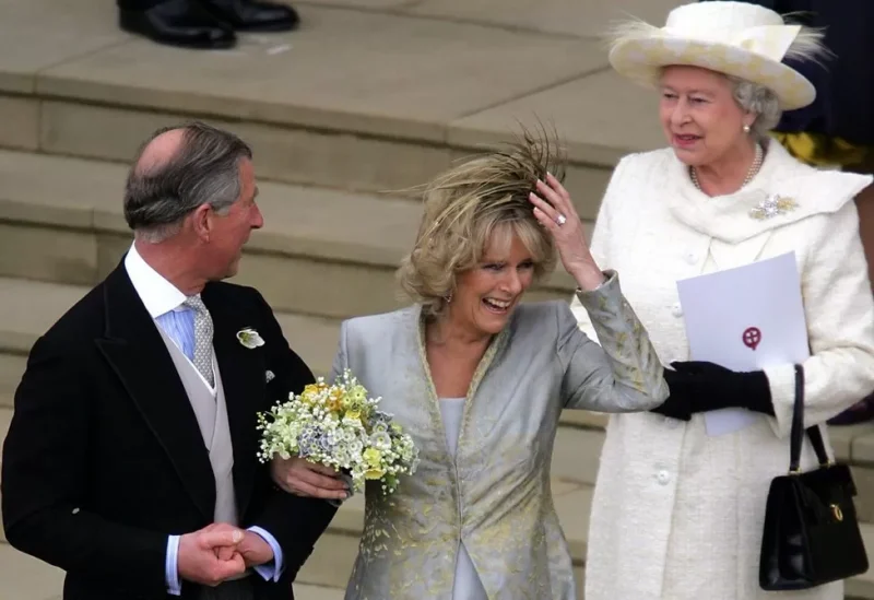 در سال 2005، ملکه الیزابت شاهد ازدواج پسر بزرگش برای دومین بار بود. شاهزاده چارلز و کامیلا پارکر بولز در یک مراسم مدنی در ویندزور گیلدهال ازدواج کردند و سپس در کلیسای سنت جورج در قلعه ویندزور گرفتند.