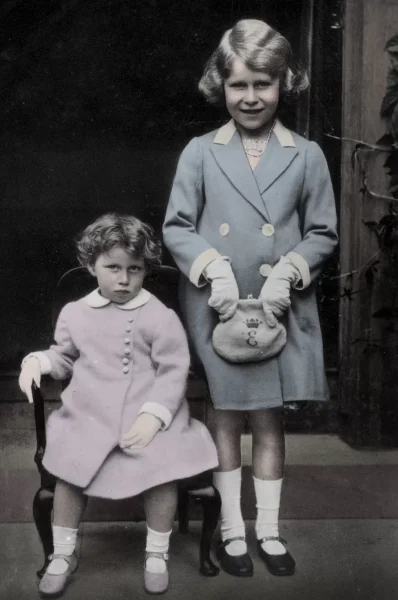 هم الیزابت و هم خواهرش مارگارت رز که در سال 1930 به دنیا آمد، در خانه تحصیل کردند.