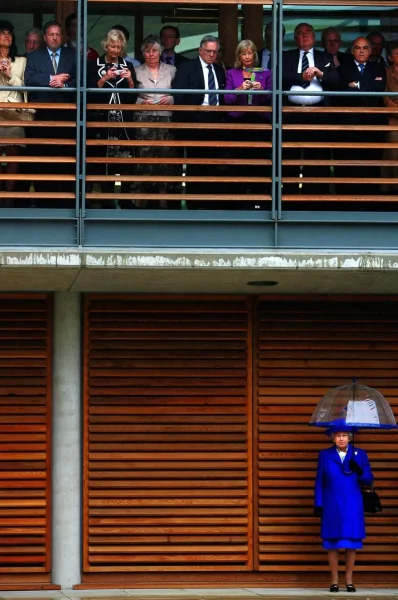 در سال 2007، ملکه در هنگام افتتاح مقر جدید انجمن تنیس روی چمن در روهمپتون در حال پناه گرفتن از باران تصویر شد.