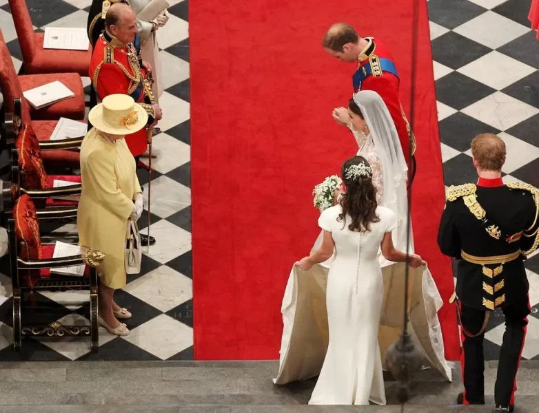 ازدواج نوه‌اش شاهزاده ویلیام با کاترین میدلتون در سال 2011. در اینجا شاهزاده ویلیام و عروس جدیدش به ملکه تعظیم می‌کنند.