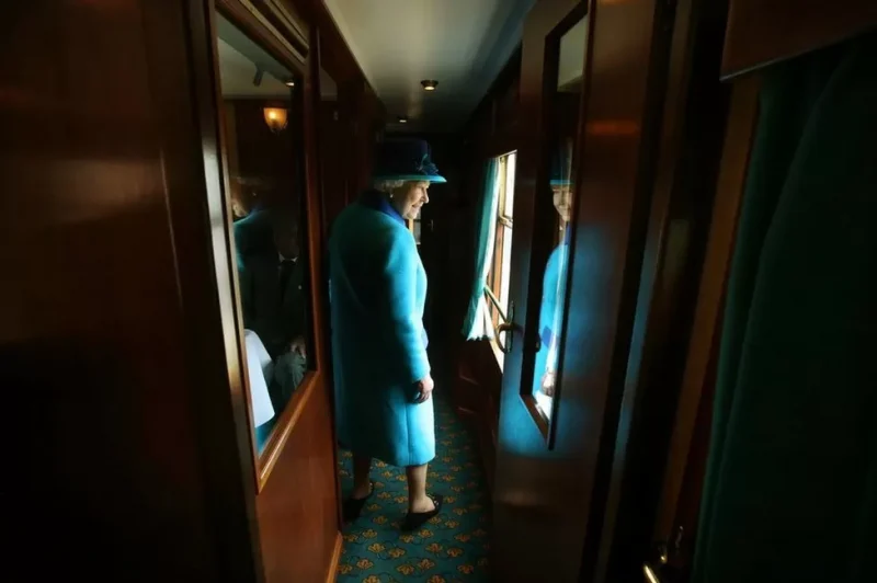 در ساعت 17:30 BST در 9 سپتامبر 2015، الیزابت به مدت 23226 روز و 16 ساعت و تقریبا 30 دقیقه سلطنت کرد - که از سلطنت مادربزرگ بزرگش ملکه ویکتوریا پیشی گرفت. او یک روز را در اسکاتلند گذراند و راه آهن جدیدی را افتتاح کرد