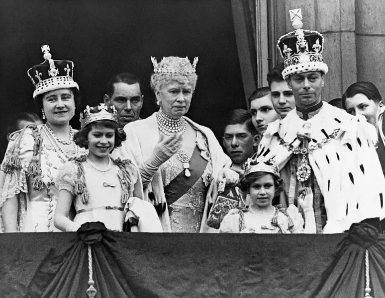 پس از کناره گیری پادشاه ادوارد هشتم در سال 1936، پدر او پادشاه جورج ششم شد و او وارث تاج و تخت شد.