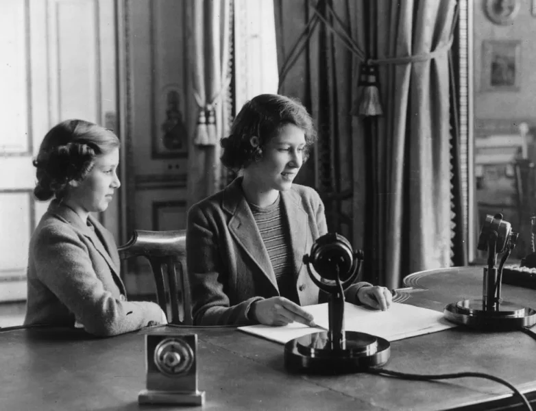 در طول جنگ جهانی دوم، الیزابت و خواهرش مارگارت به ویندزور منتقل شدند. این تصویر آنها را نشان می دهد که در حال ضبط رادیویی برای برای ساعت کودک در بی بی سی هستند