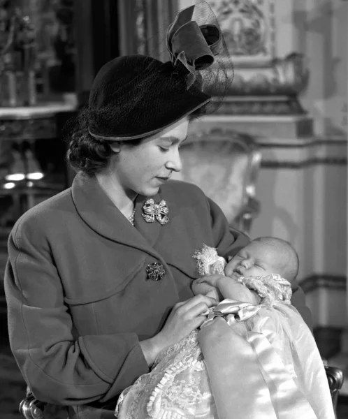 اولین فرزند الیزابت و فیلیپ، چارلز (تصویر)، در سال 1948 به دنیا آمد.