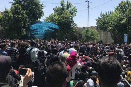 توهین روزنامه همشهری به دانشجویان : برای سرویس بهداشتی مختلط پایکوبی می‌کنند !