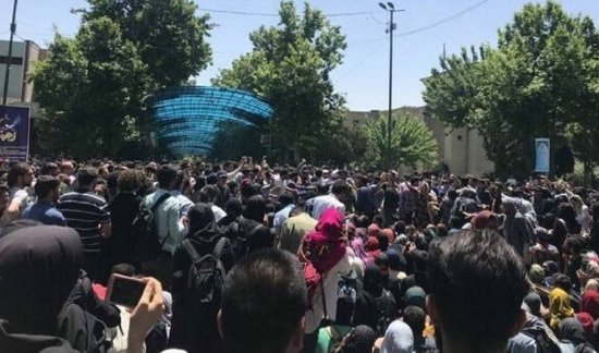 توهین روزنامه همشهری به دانشجویان : برای سرویس بهداشتی مختلط پایکوبی می‌کنند !