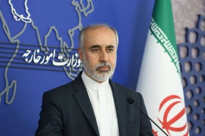 حضور سخنگوی وزارت امور خارجه با تجهیزات شیمیایی در جمع خبرنگاران