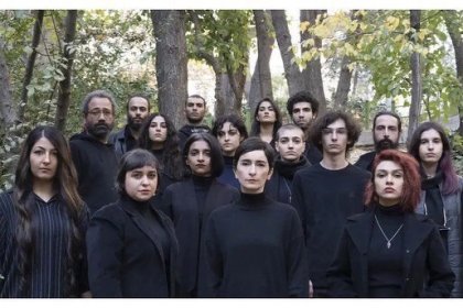 سهیلا گلستانی (بازیگر) به همراه جمعی از تئاتری ها،حجاب از سر برداشتند