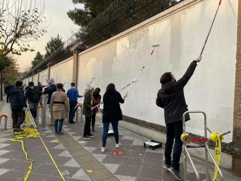 سفیر انگلیس از عابرانی که شعارها را پاک کردند تشکر کرد