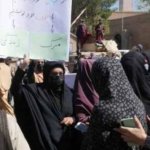 گاردین : زنان سیاه پوش مذهبی در سیستان به جمع معترضان پیوستند