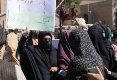 گاردین : زنان سیاه پوش مذهبی در سیستان به جمع معترضان پیوستند