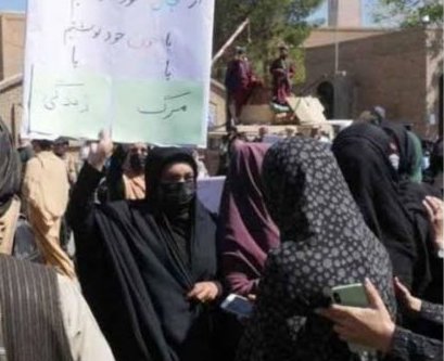 گاردین : زنان سیاه پوش مذهبی در سیستان به جمع معترضان پیوستند