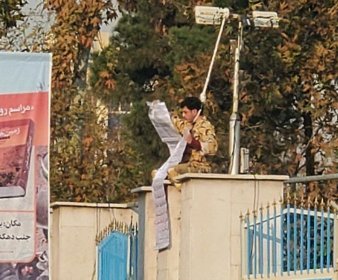 اعتراض یک سرباز با طناب دار به دور گردن، چهارراه قصر تهران؛ ۲۹ آذر