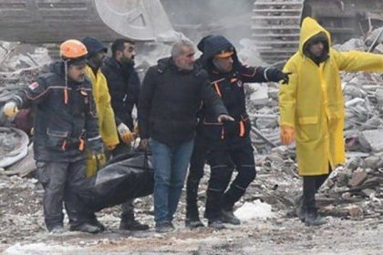پيكر ‌یکی از والیبالیست‌ها از زير آوار هتل بازيكنان ایرانی خارج شد