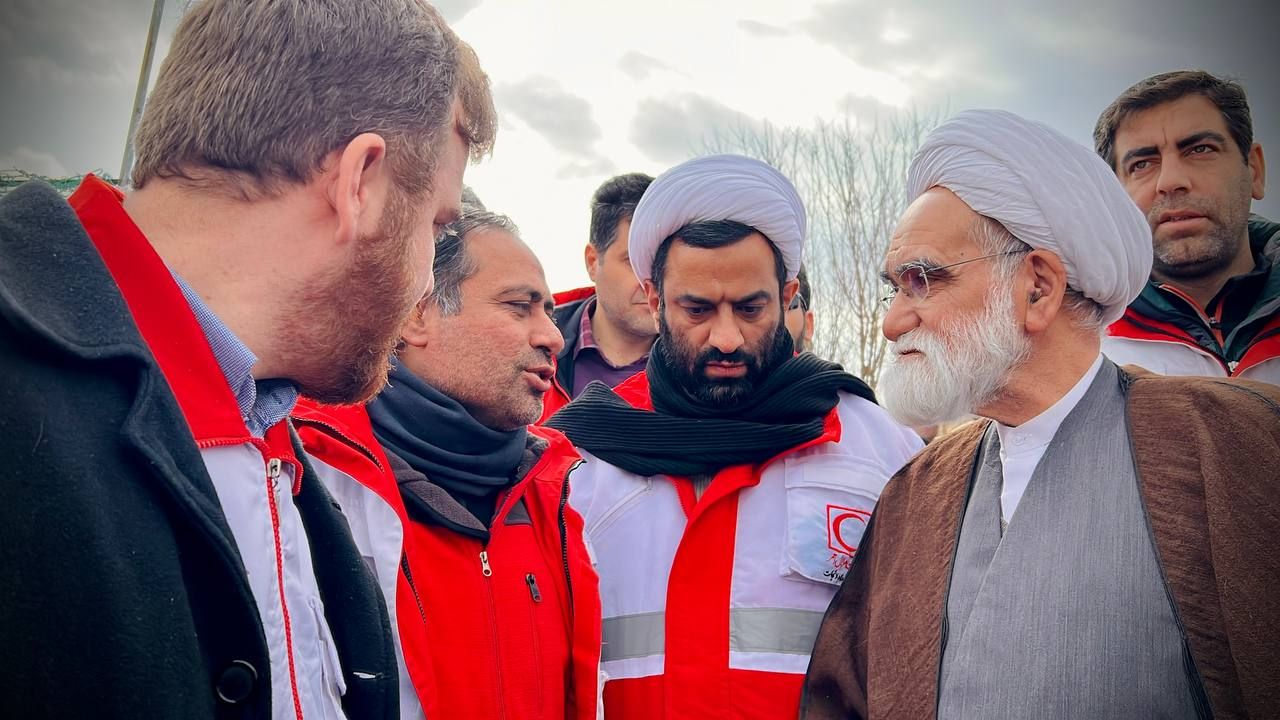 بازدید نماینده ویژه رهبر ایران از اردوگاه‌های اسکان اضطراری خوی