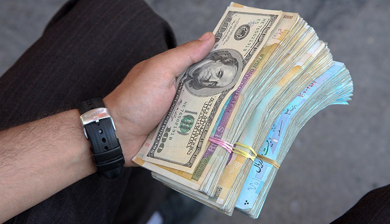 قیمت دلار ۵۰ هزار تومان شد, چک پول ایران فقط یک دلار می ارزد