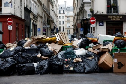 تشدید بحران انباشت زباله‌ها در خیابان‌های پاریس