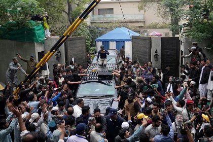 یورش ماموران پلیس به خانه نخست وزیر پیشین پاکستان