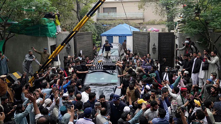 یورش ماموران پلیس به خانه نخست وزیر پیشین پاکستان