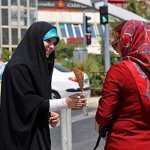عضو شورای شهر تهران: با گل دادن به زنان بی حجاب، کاری از پیش نمی‌رود