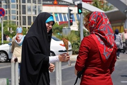 عضو شورای شهر تهران: با گل دادن به زنان بی حجاب، کاری از پیش نمی‌رود