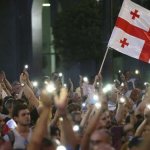 تجمع معترضین گرجستانی مقابل پارلمان در تفلیس