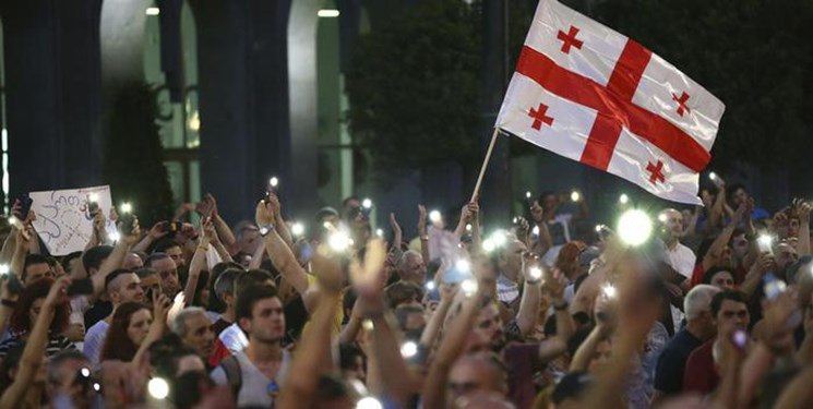 تجمع معترضین گرجستانی مقابل پارلمان در تفلیس