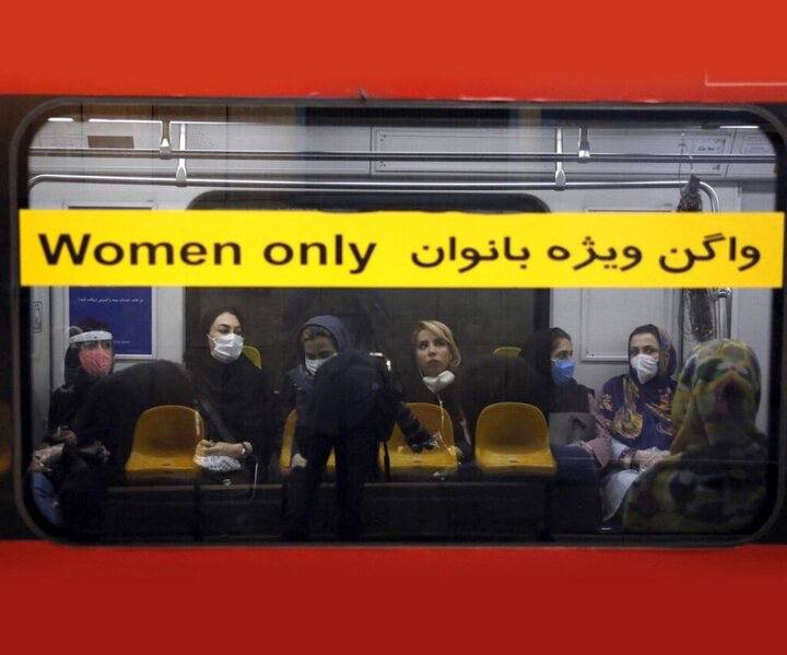 روزنامه جوان:انتشار خبر جداسازی واگن های مردان و زنان کذب است