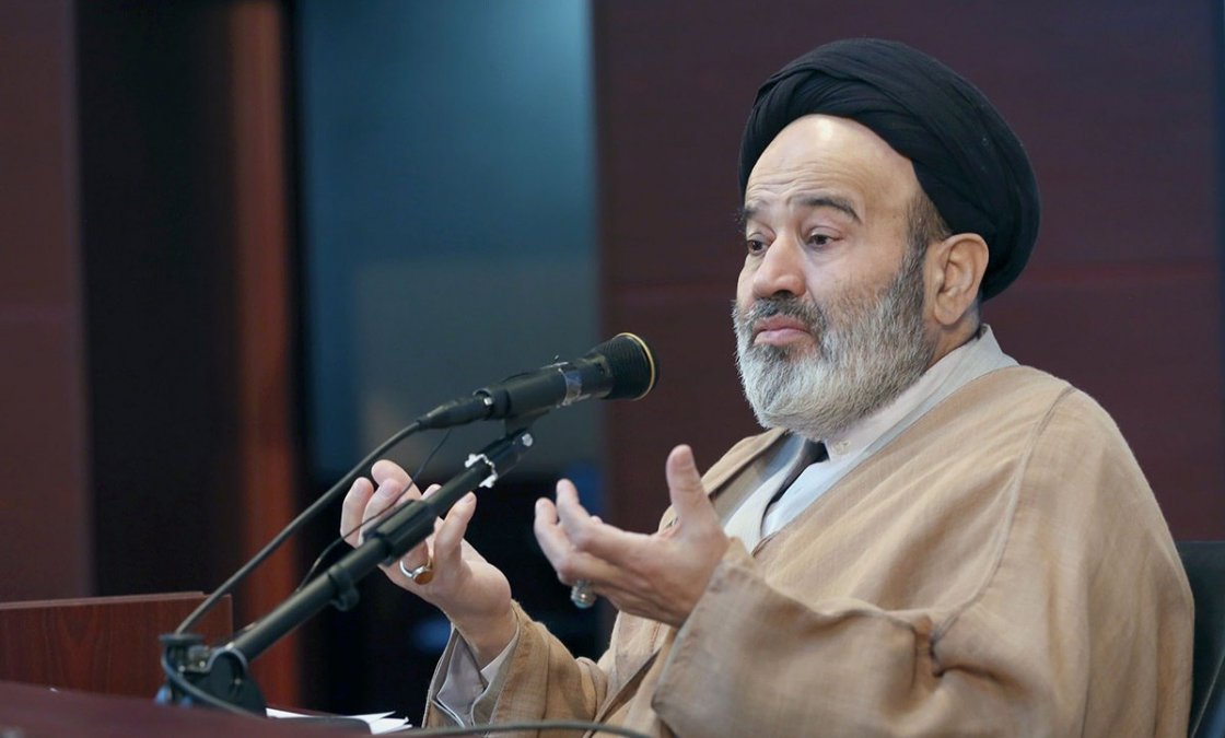 رئیس دانشگاه ادیان و مذاهب در ایران:قانون اساسی باید در زمان حیات خامنه‌ای بازنگری شود
