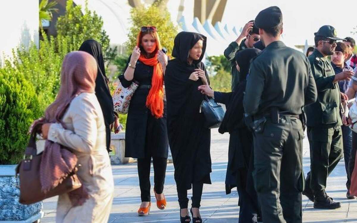 تسنیم: بدون حجاب راه می‌روند، «ساعتی ۵ دلار» می‌گیرند