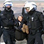 گرتا تونبرگ، فعال محيط زيست، محاکمه می‌شود