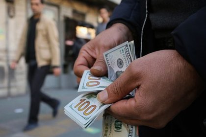 نرخ دلار در پی انحلال کانون صرافان ایران افزایش یافت