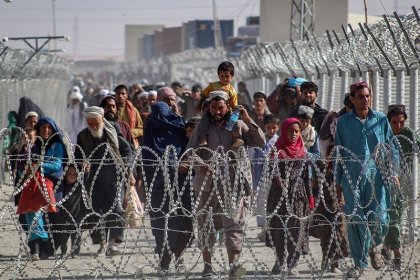 بیش از ۱۰۰ هزار مهاجر افغان طی ۳۰ روز از پاکستان گریخته‌اند