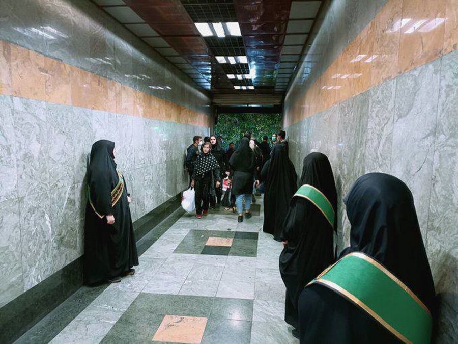 روزنامه هم میهن: کسی حجاب‌بانان مترو را گردن نمی‏‌گیرد