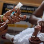 اولین واکسن مالاریا به دختر بچه‌ای در کامرون زده شد