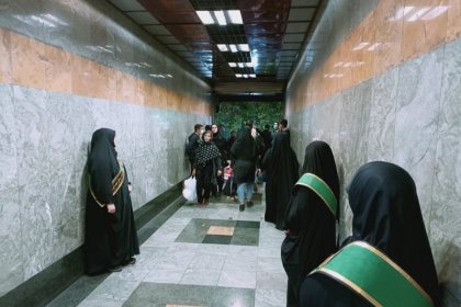 روزنامه اعتماد: تعزیر زنان به خاطر حجاب چه کمکی به اصلاح جامعه می‌کند؟