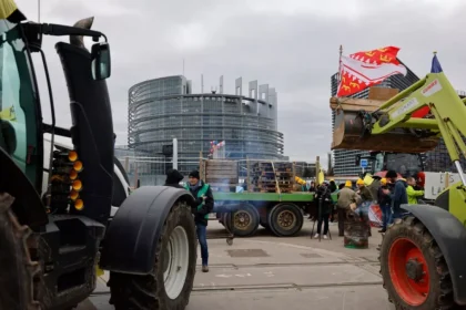 کشاورزان خشمگین در مقابل پارلمان اروپا تجمع کردند