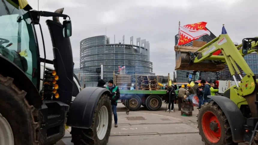کشاورزان خشمگین در مقابل پارلمان اروپا تجمع کردند