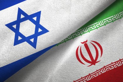 اکسیوس: اسرائیل در نظرداشت دوشنبه شب به ایران حمله کند، اما تصمیم گرفت فعلا صبر کند