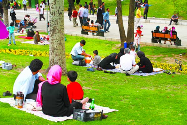 ۱۲ نفر در گرمسار بر سر روزه‌خواری در سیزده بدر بازداشت شدند