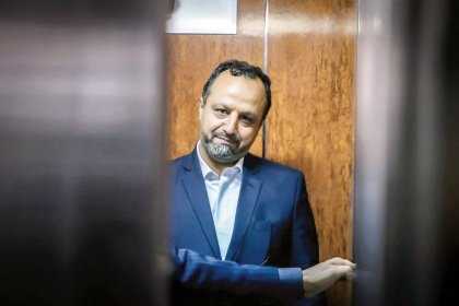 صندلی لق وزیر اقتصاد و دارایی ایران